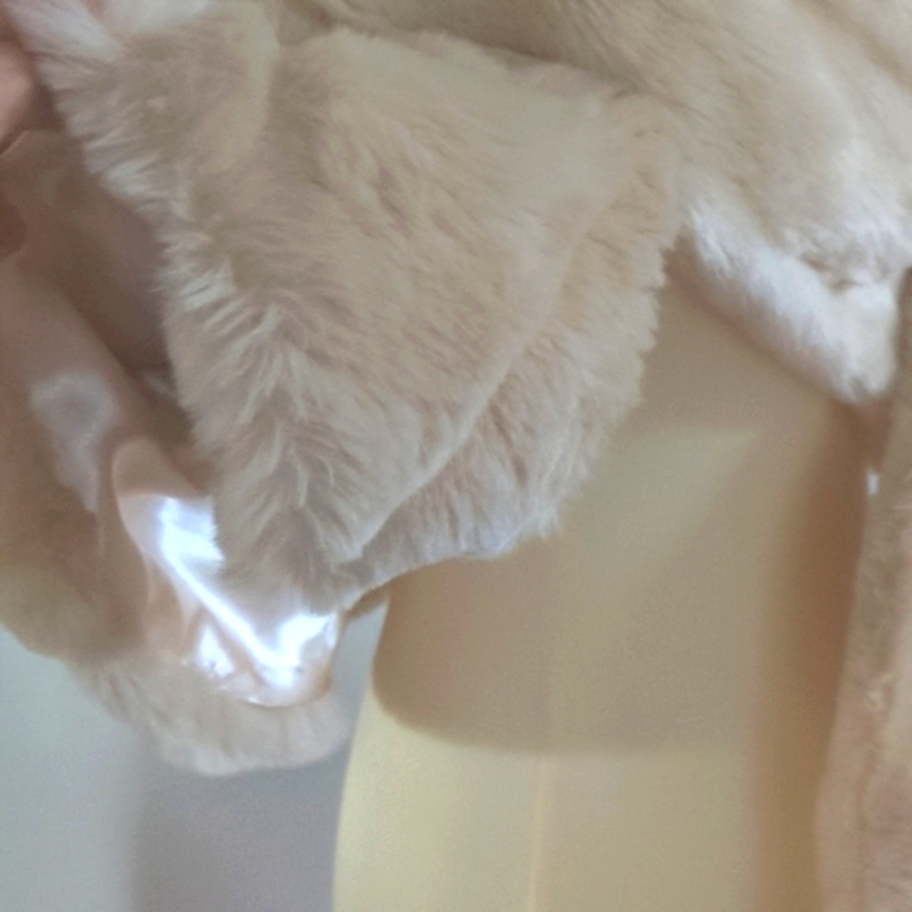 Donna Vinci Faux Fur Shawl/Wrap/Capelet.  Beige/Cream - Picture 8 of 17
